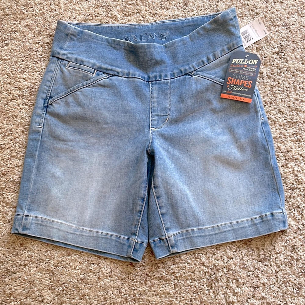 Size 6 Jagjeans 8 inch short. Medium blue.